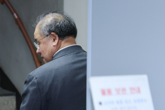 4·16 세월호 참사 특별조사위원회 활동을 방해한 혐의로 기소된 안종범 전 경제수석이 23일 오후 서초구 서울고등법원에서 열린 2심 선고 공판에 출석하고 있다.  연합뉴스